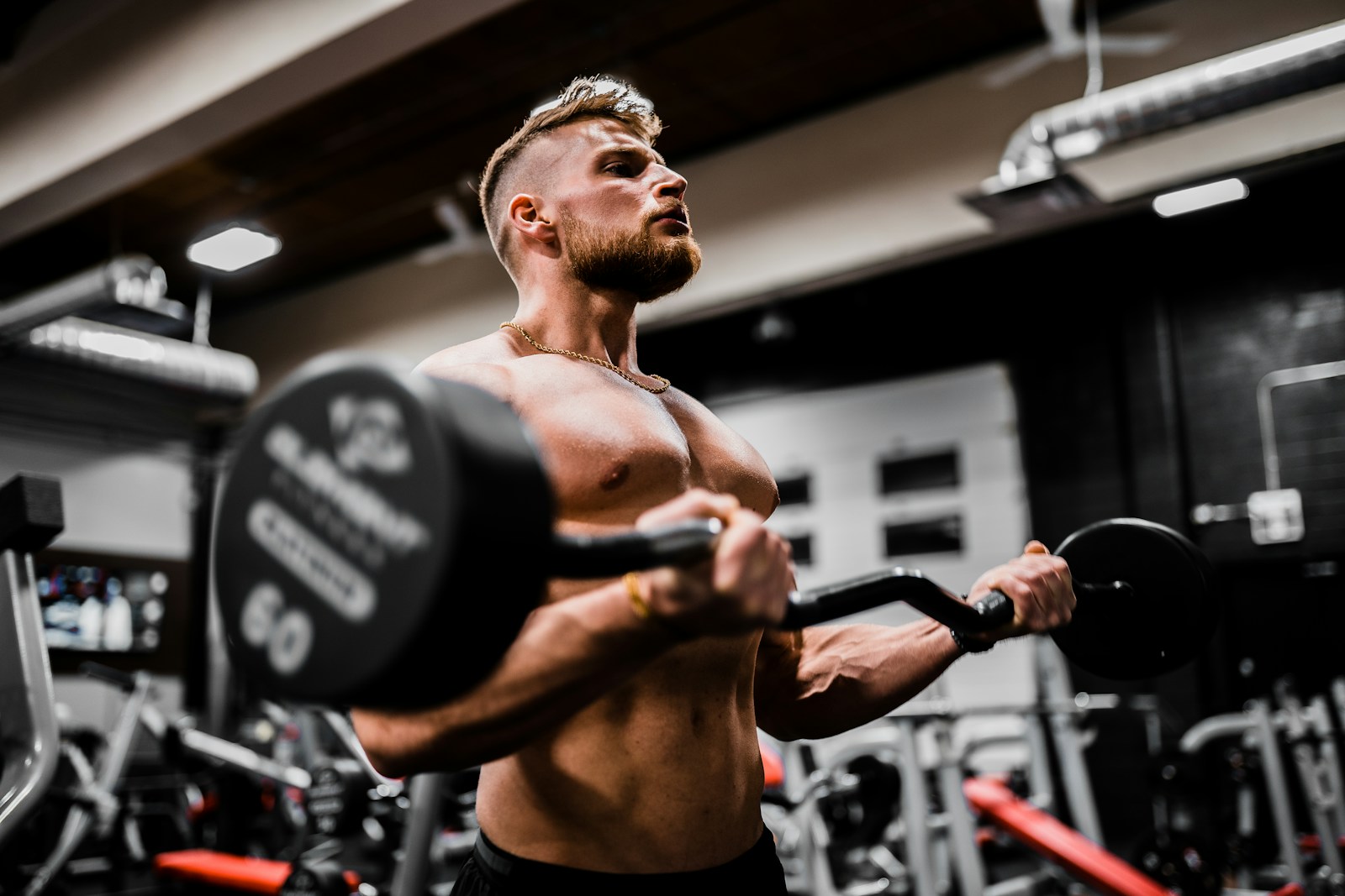 Vận động viên tập luyện trong phòng gym
